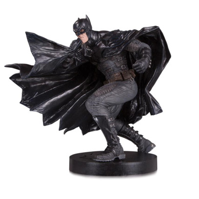 Статуя Бэтмен (Batman) DC Designer Series Black Label Lee Bermejo Version